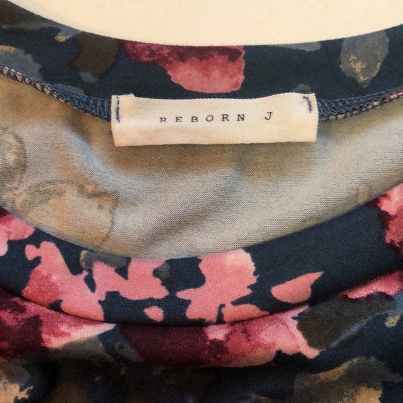 Boutique Butter soft floral long 3/4 sleeve top - Picture 3 of 5